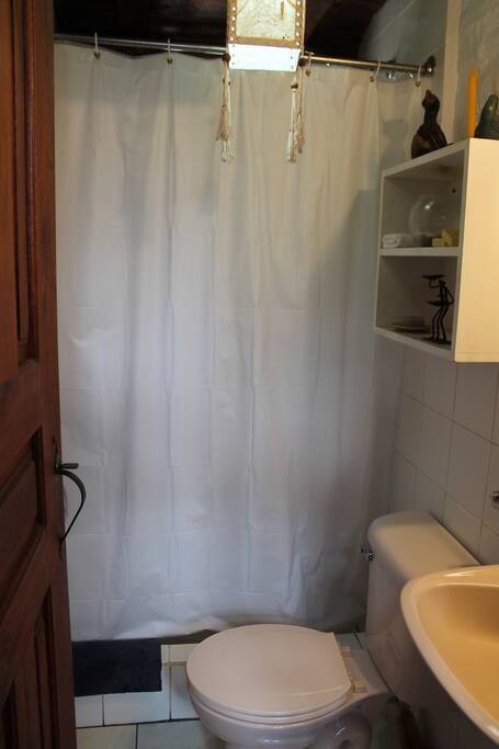 Baño compartido con agua caliente
Shared bathroom with hot shower