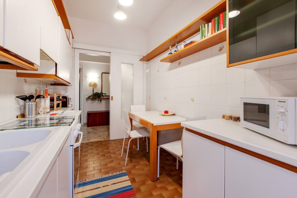 The equipped kitchen & the dining table