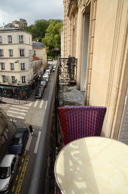 Balcon, vue au bout sur la butte Montmartre