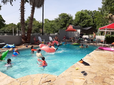 pool, b-ball, volleyball, sleeps 30, 7 bedroom