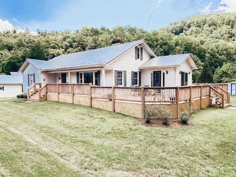 Konnarock Creekside Cottage- Waterfront