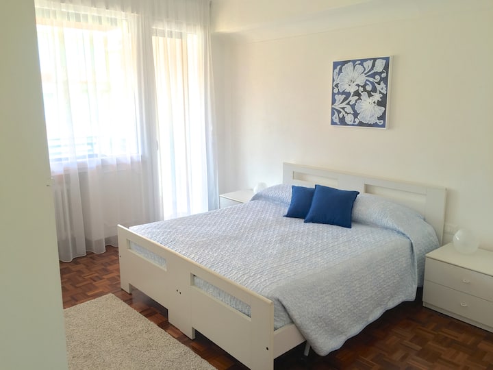 Спална соба со брачен кревет
