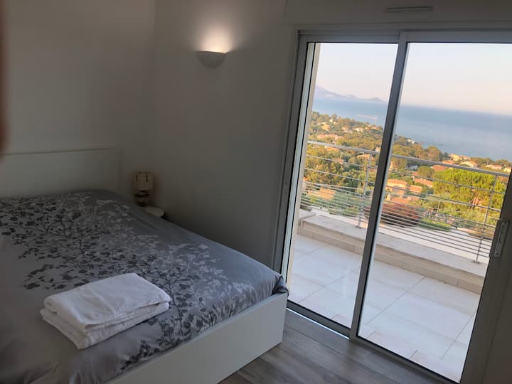 إطلالة على البحر في جناح عائلي