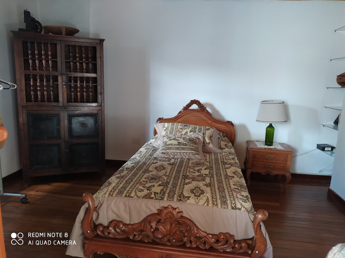 Ნომერი 2 ერთადგილიანი საწოლით