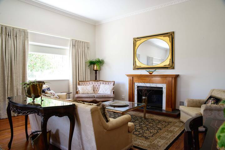 Elegant Bantry Bay, Cape Town Home gallery image 2