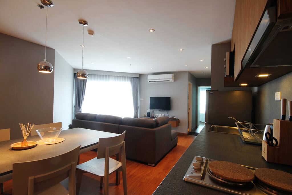 Our cozy living area with large L shape sofa 2.8 width and 40" LED tv, cable tv and hi speed wifi with 30 mb.