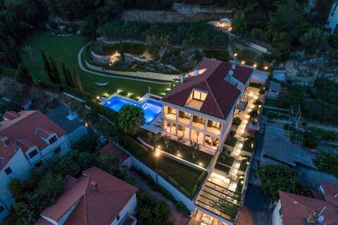Villa Marnano Split-84 m2 pool, jacuzzi, sea view
