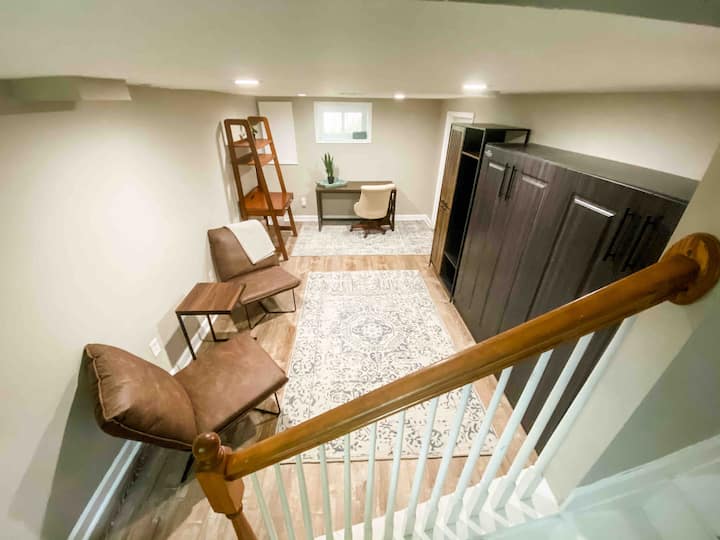 Piano inferiore con letto a scomparsa, salottino e scrivania