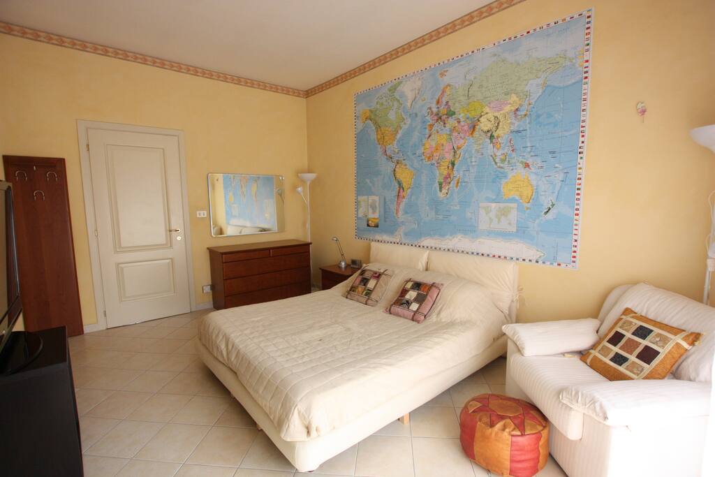 The bedroom is light and beautiful.
La camera di letto e luminosa e bella.