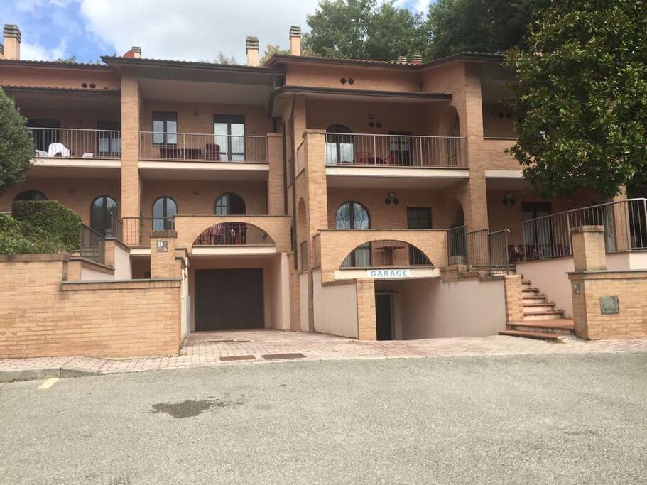 Edificio con garage