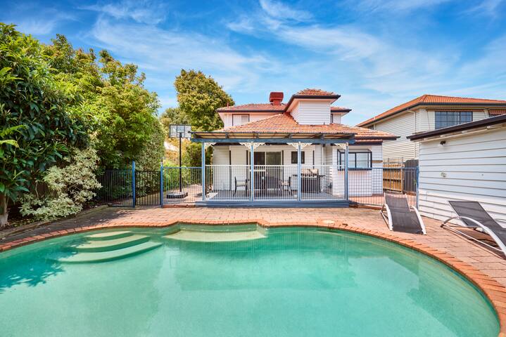 Beaumaris House private pool & Pet friendly gallery image 2