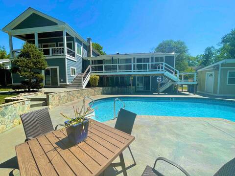 Bay Poolhouse