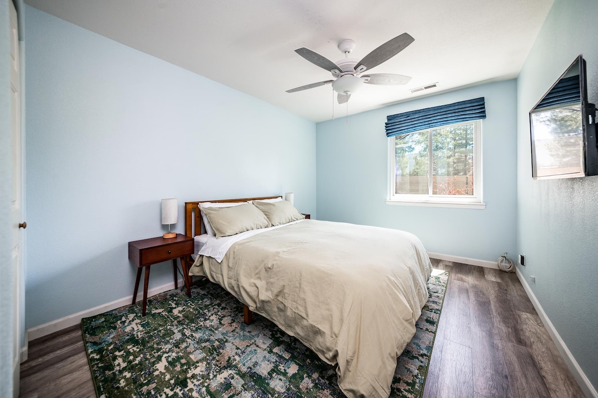 מיטת קווין סייז נוחה עם מצעים איכותיים ב -100% כדי להרגיע את הגוף והנפש אחרי יום עמוס. 