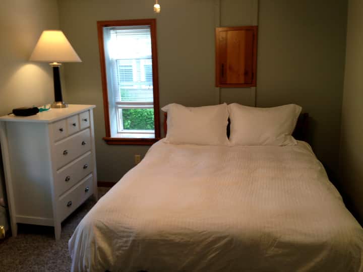 1 საძინებელი 152 × 203 სმ ზომის საწოლით.