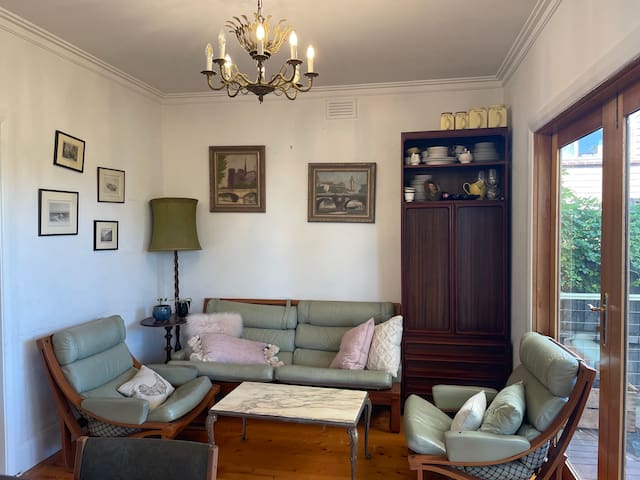 Large family home & garden, close to city gallery image 4