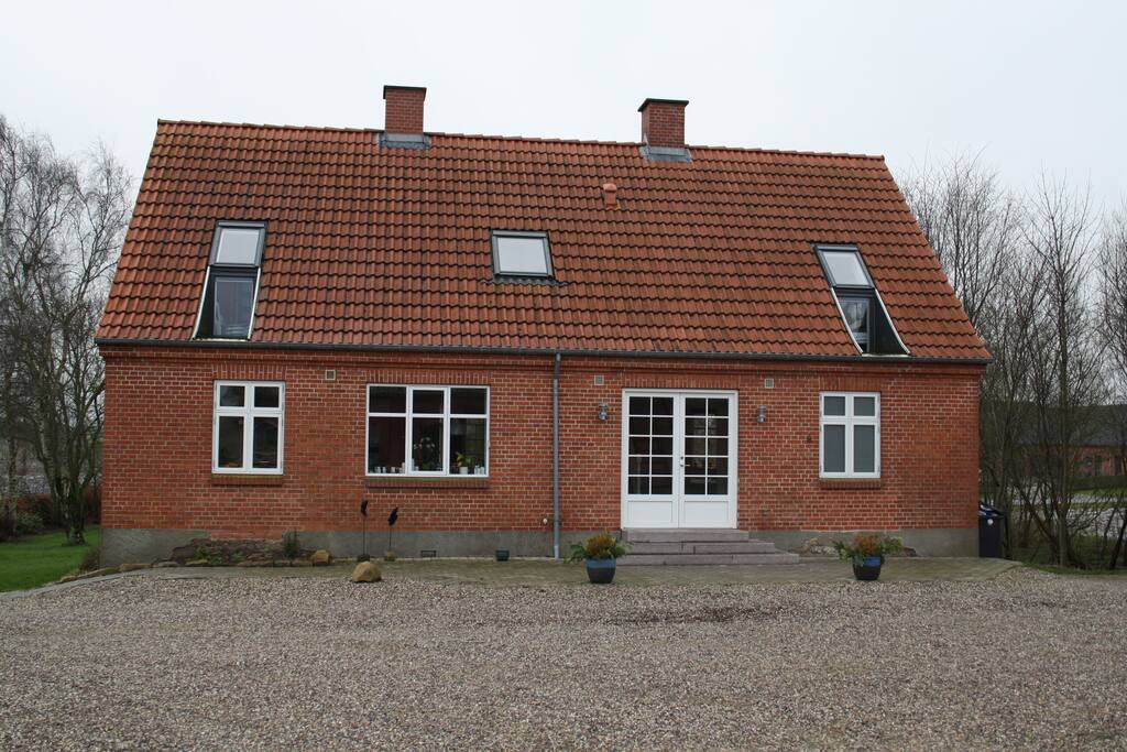 Huset er 250 m2. Dejlig stor gårdsplads hvor der er terrasse mod syd.