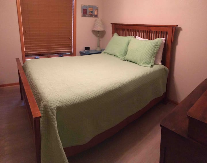 Трета спална соба со брачен кревет (широк 150-179 см)