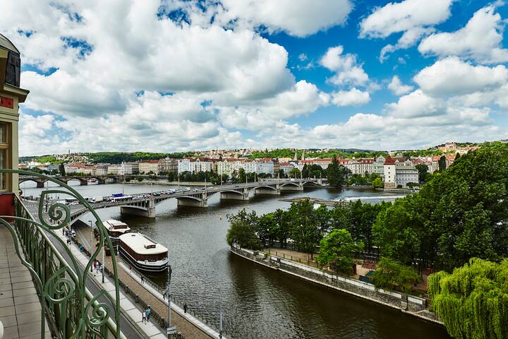 Prague Riverfront/Castle View 4 BR 2.5 BA gallery image 5