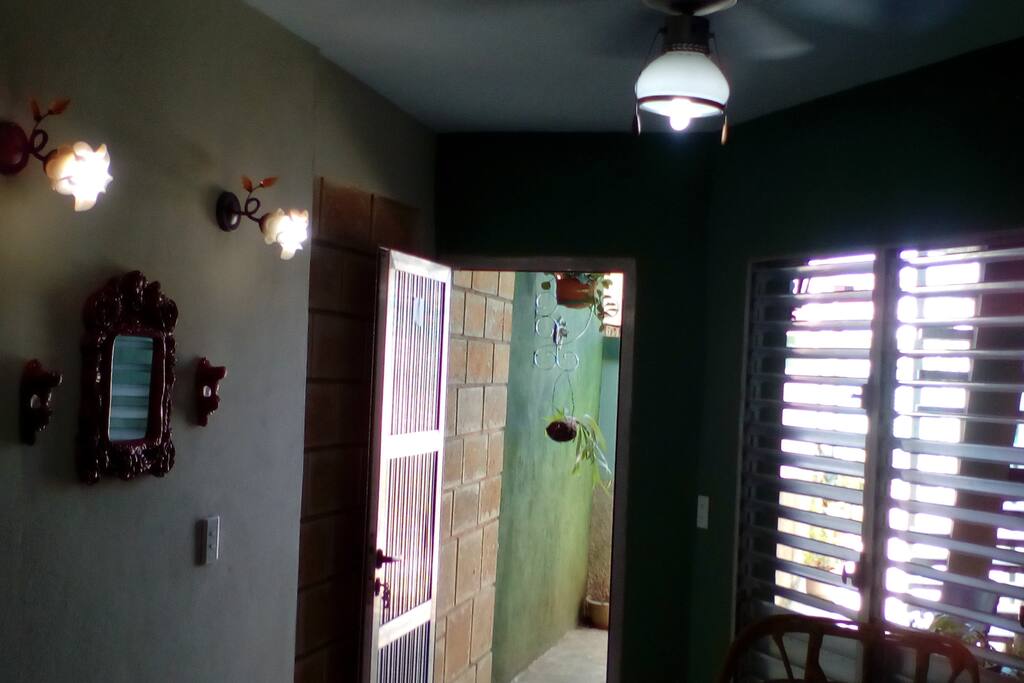 Puerta de entrada a la habitación