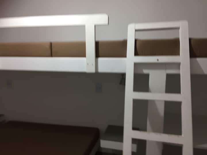 Udoban bračni krevet s dva kreveta na kat.