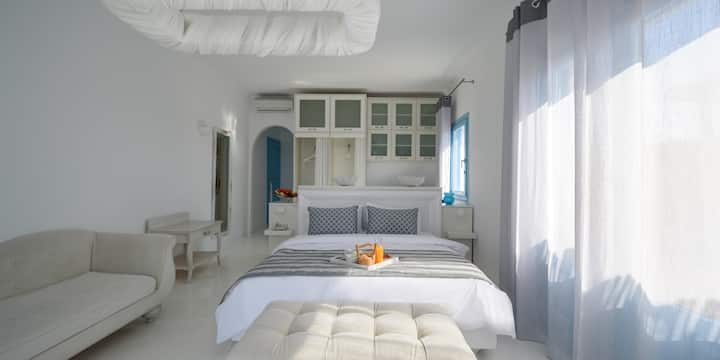 DELUXE SUITE OPEN PLAN BEDROOM