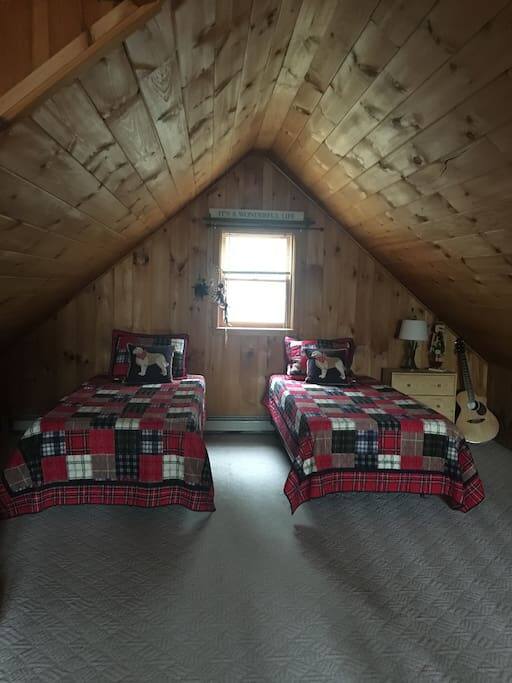 Lofted bedroom with two single/1 king bed
