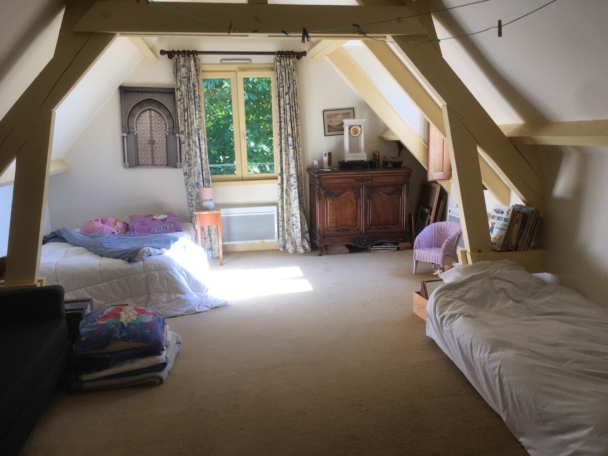 Boven slaapkamer. Familiekamer met 1 tweepersoonsbed in 140 en 1 eenpersoonsbed.