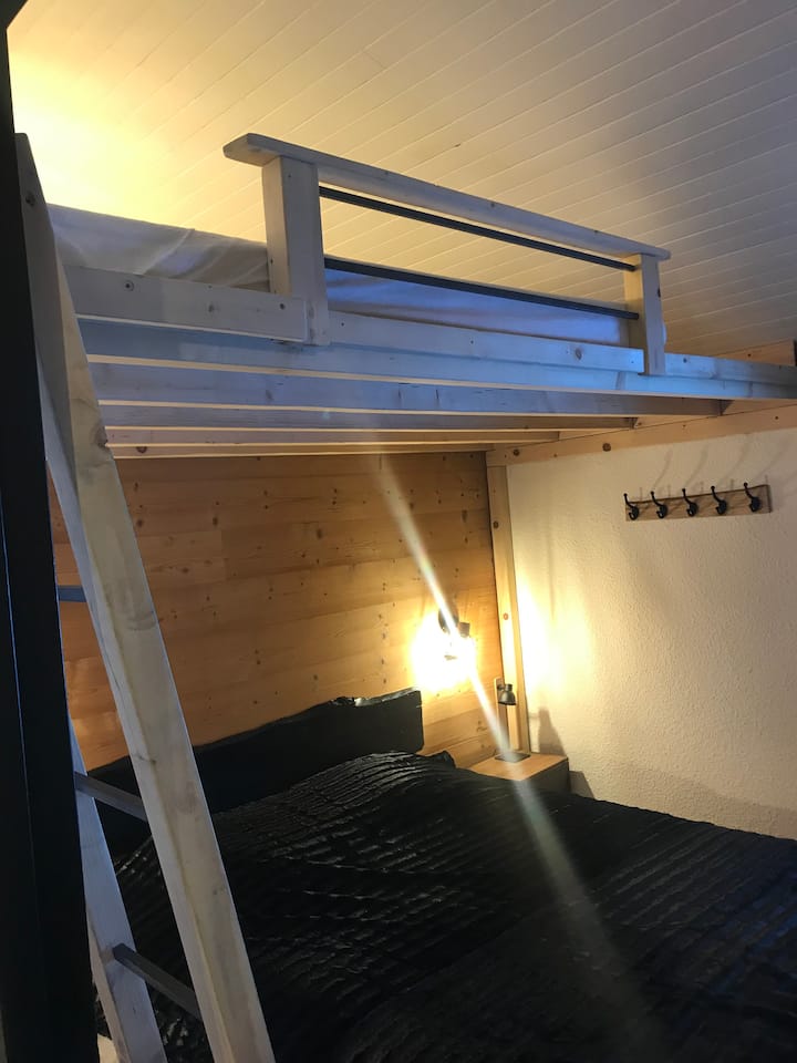 Dhomë gjumi 3 Me krevat 160 x 200 Komod pranë derës së llambës mbajtëse televizori me ekran të sheshtë