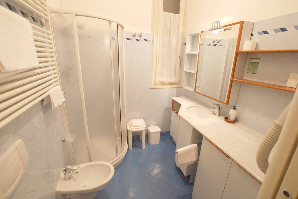Bagno moderno, completo di Biancheria e Set di Cortesia