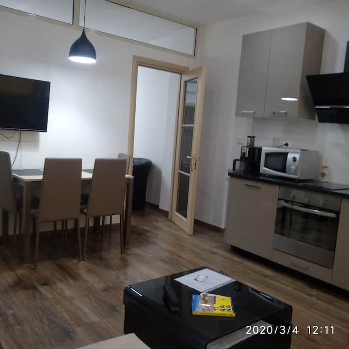 Maria's New Relaxing Home In Blloku, Tirana - Tirana