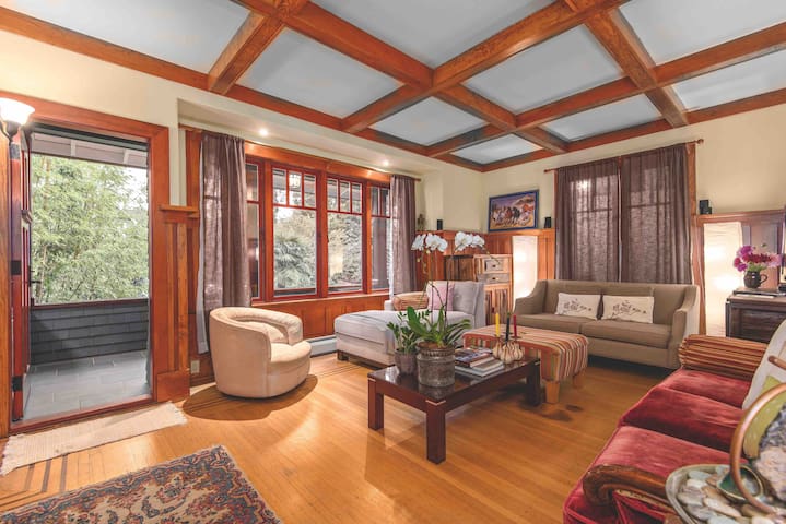 Beautiful, bright & sunny 3BR in Posh Kitsilano