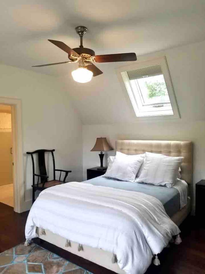 Dormitorio de arriba #2 con cama tamaño queen, vestidor y baño privado - solo ducha - ¡hermosa vista de la piscina!