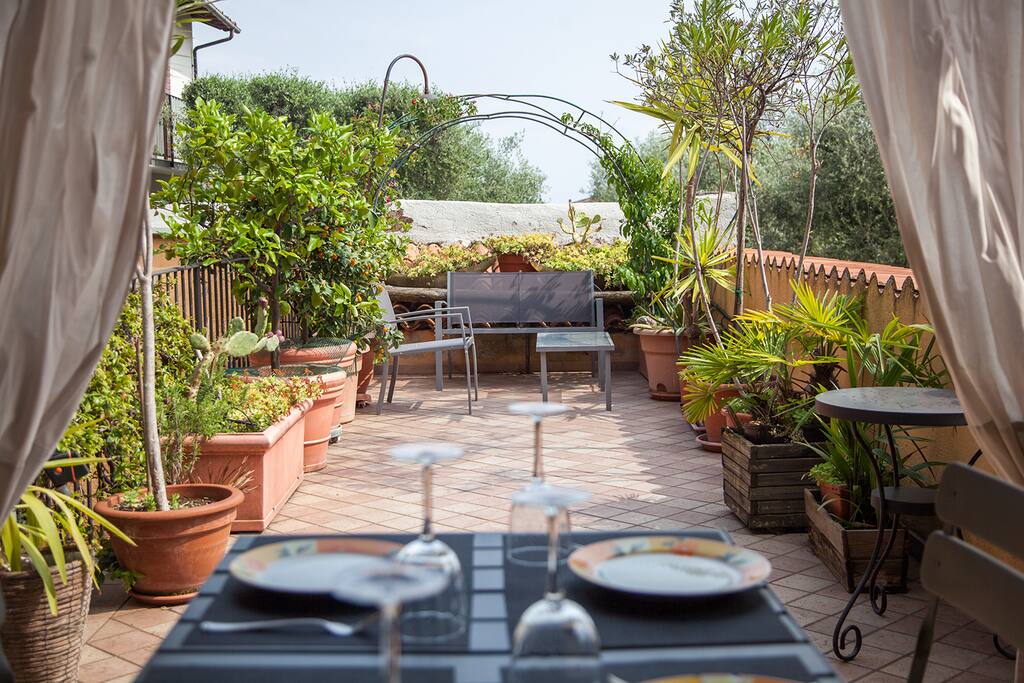 Outside you can make a launch and dinner unforgettable.