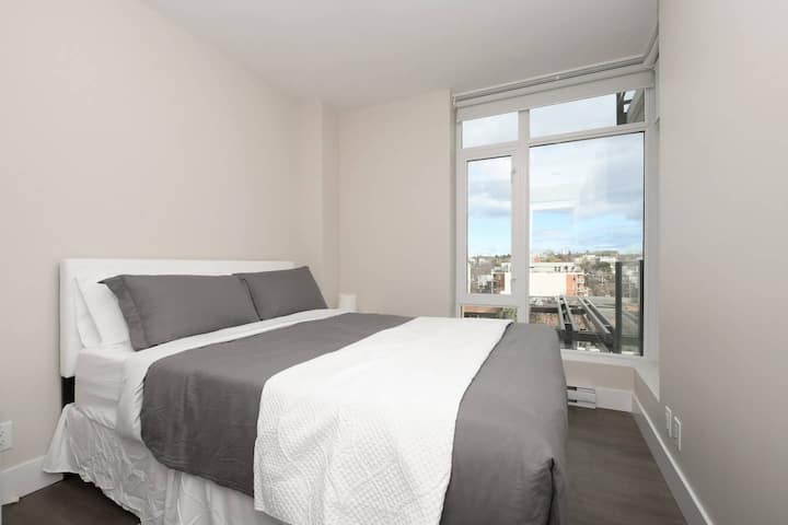 Bilik tidur kedua dengan katil Queen, tilam Endy baharu, dan pelapik busa memori. 