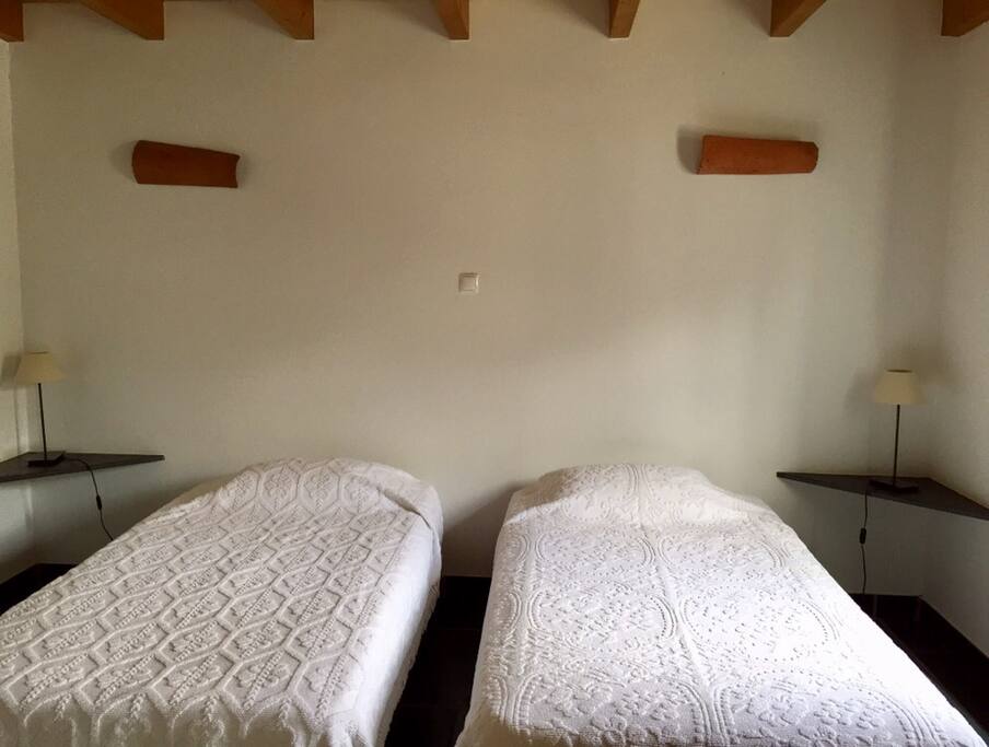 Quarto com 2 camas single (2 pax)