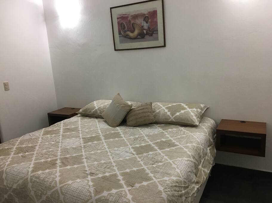 Recámara King Size con sus mesas de noche y aire acondicionado