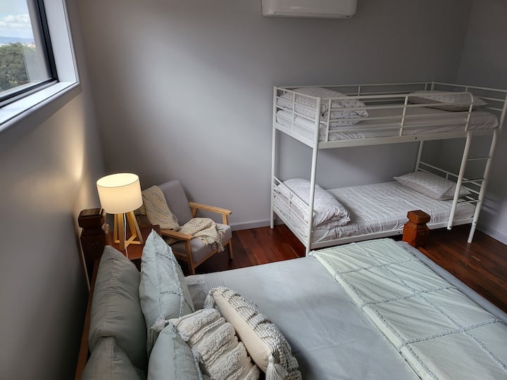 El dormitorio 5 tiene cama tamaño queen con una litera. Este dormitorio comparte el segundo baño de arriba.