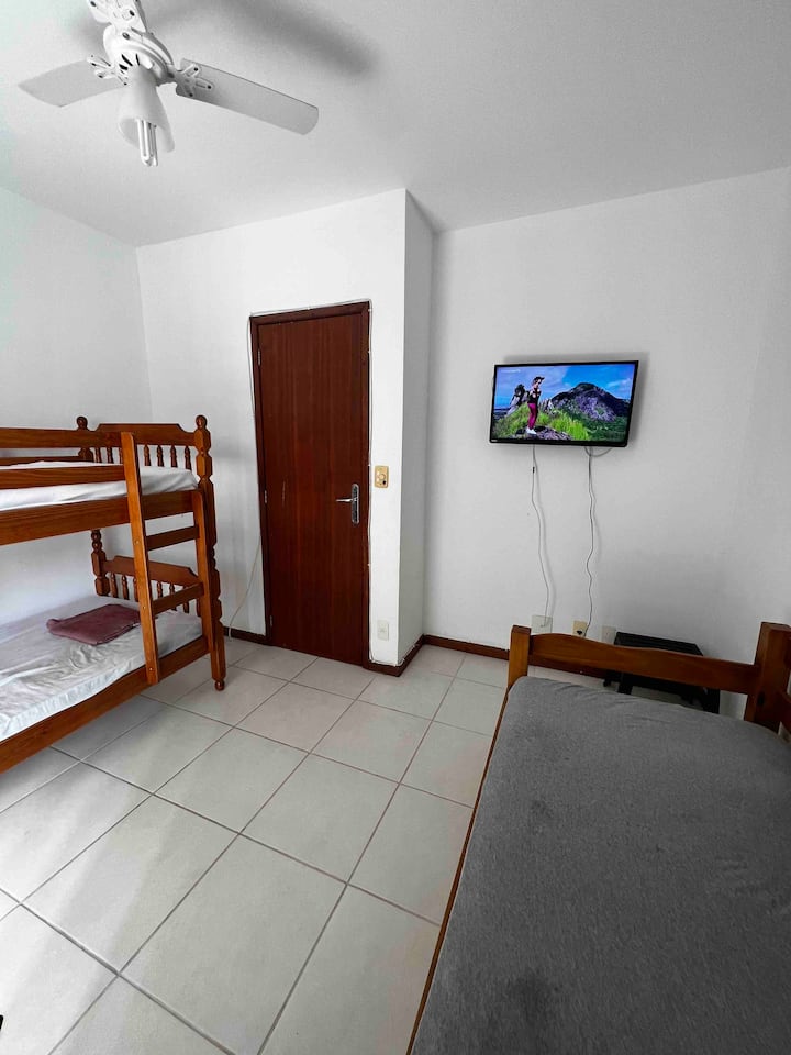 Chambre 2

1 lit superposé

1 télévision

bicama 32 pouces 

Ventilateur au plafond et au balcon.