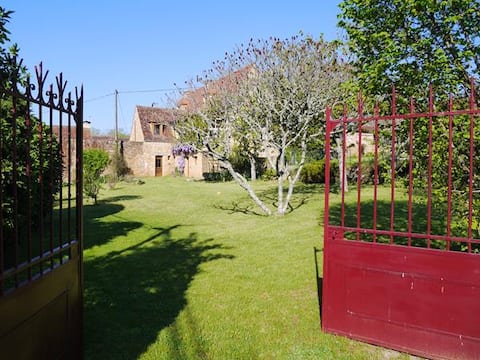 CHARMING HOUSE & PRIVATE POOL & ENCLOSED GARDEN