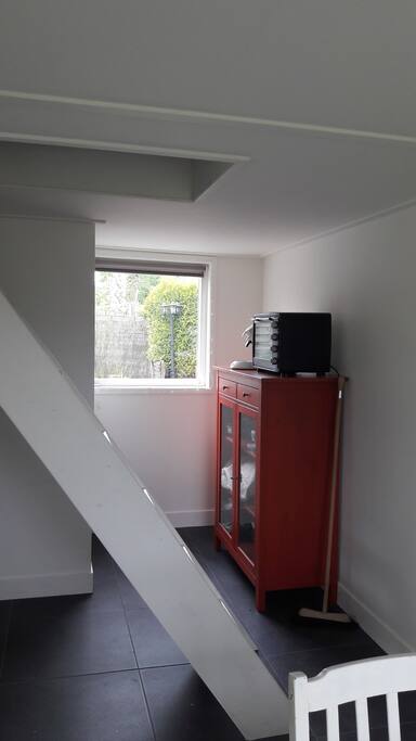oven en koffiezetapparaat (senseo) met klein bureau