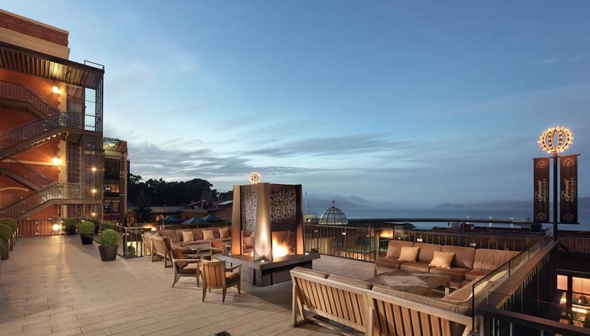 Luxury Gharadelli Square ApartHotel/Condo