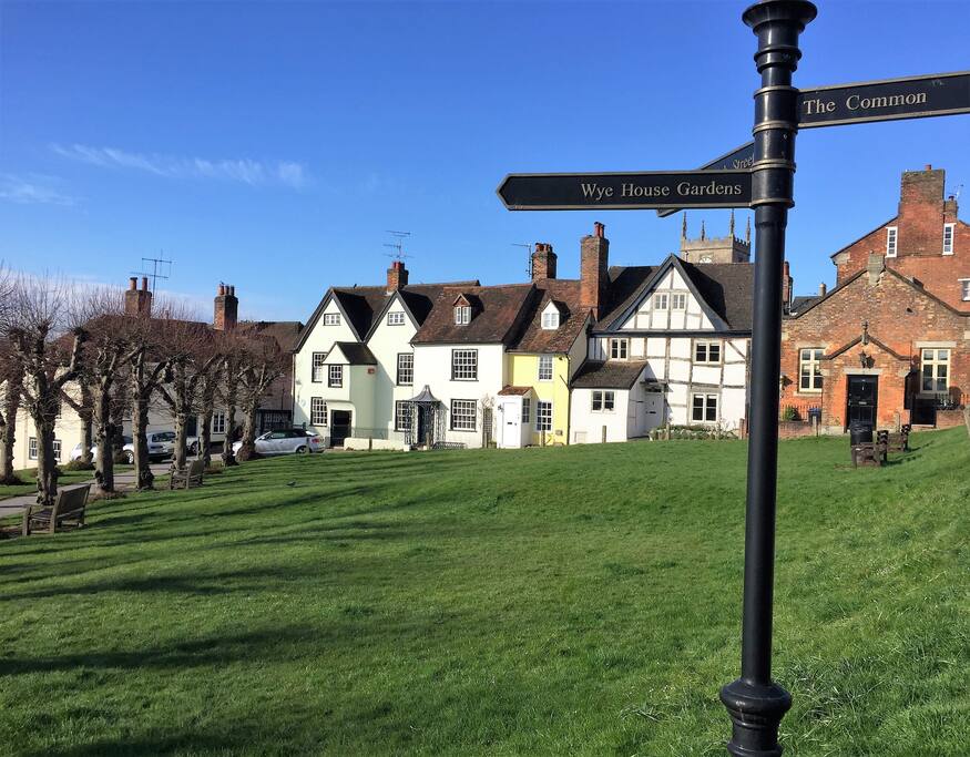 Right in town and a 2 minute stroll to the High St, 5 doors up from William Golding's house where he wrote Lord of the Flies
