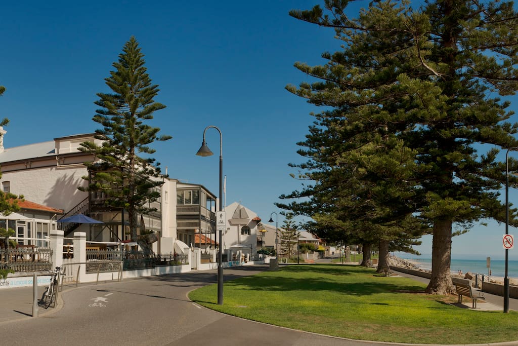 Just a minutes walk to the beach!