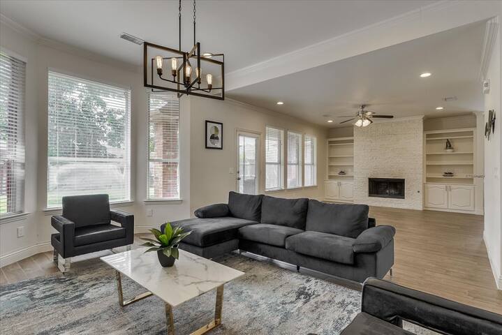 Chic Modern Home gallery image 2