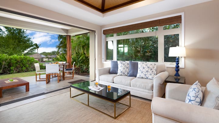 ห้องนั่งเล่นแบบเปิดโล่งเปิดสู่เฉลียงและสวนเขียวชอุ่ม