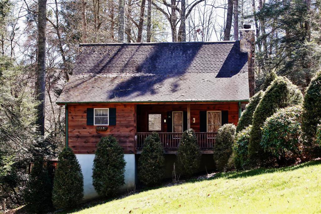 Let this delightful cabin serve as your ultimate home-away-from-home in North Carolina!