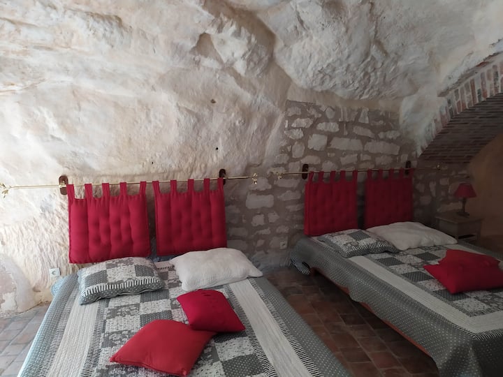 spálňa s 2 manželskými posteľami