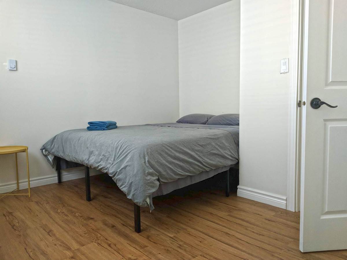 Glavna spavaća soba s bračnim krevetom (183x213)