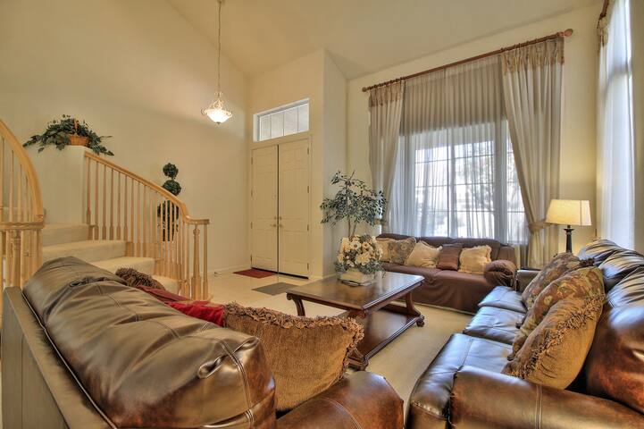 Large Gorgeous Corporate House In Prime Location gallery image 5