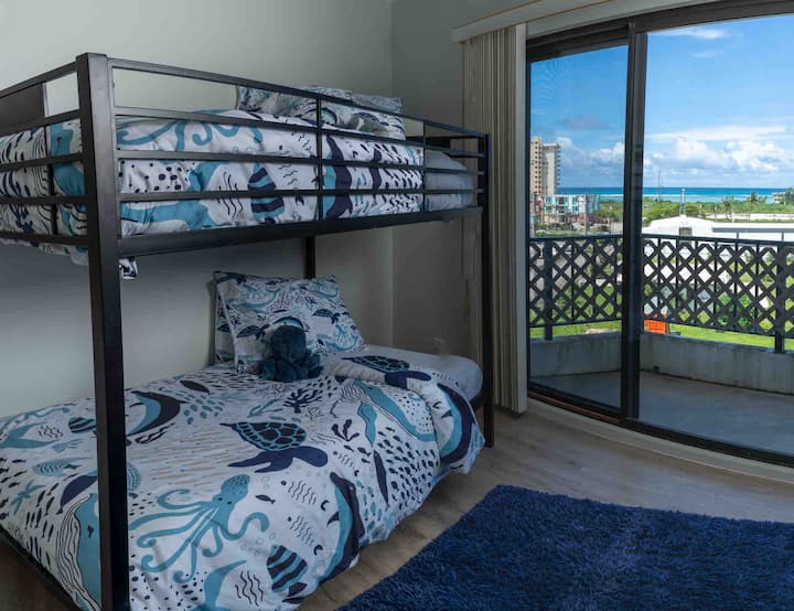 Wunderschöner Meerblick aus dem Zimmer für Kinder! Doppelstockbetten und ein Kinderbett und ein Kinderbett. 